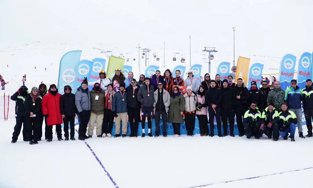 Büyükşehir Belediyesi Kayseri Erciyes A.Ş. tarafından düzenlenen Kar Voleybolu Turnuvası,