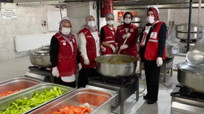 Kızılay Kadın Kolları, Erzurum’daki üniversite öğrencilerini anlamlı bir iftar sofrasında