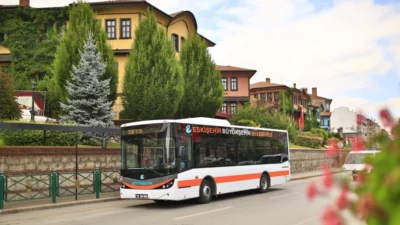 Eskişehir Büyükşehir Belediyesi, toplu taşıma hizmetlerinde erişilebilirliği artırmak ve vatandaşların