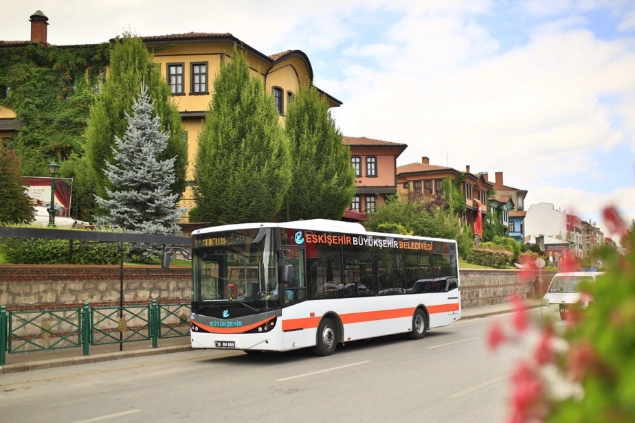 Eskişehir Büyükşehir Belediyesi, toplu taşıma hizmetlerinde erişilebilirliği artırmak ve vatandaşların