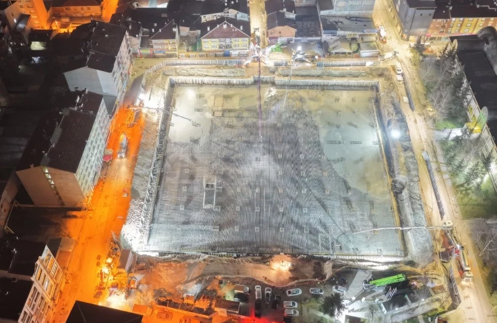 Eskişehir Büyükşehir Belediye Başkanı Ayşe Ünlüce, Kurtuluş Kapalı Pazar Yeri’nde