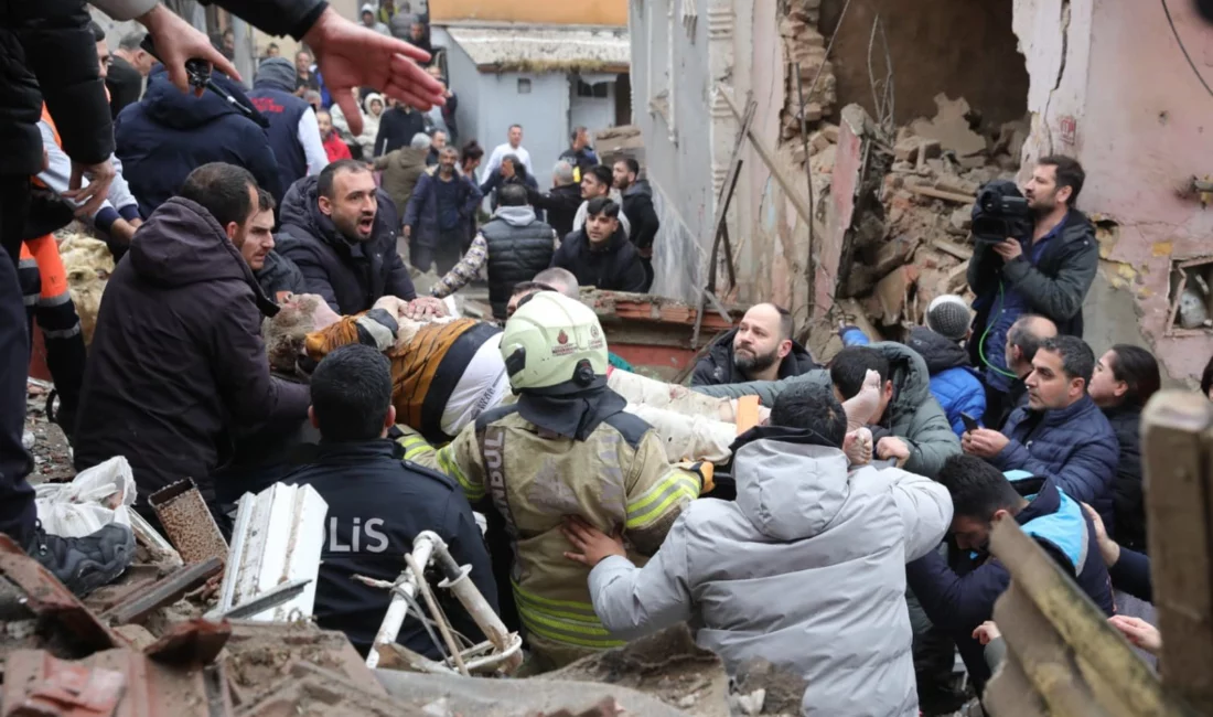 İstanbul Büyükşehir Belediyesi, Ayvansaray’daki bina çökmesinde 1 kişinin hayatını kaybettiğini,