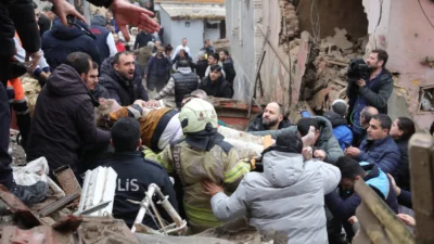 İstanbul Büyükşehir Belediyesi, Ayvansaray’daki bina çökmesinde 1 kişinin hayatını kaybettiğini,