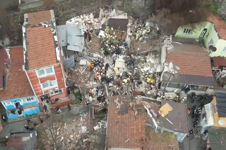 İstanbul Büyükşehir Belediyesi, Ayvansaray’daki bina çökmesine ilişkin yaptığı açıklamada, ilk