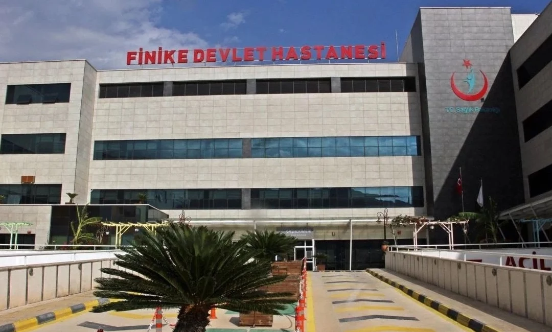 Antalya'da Finike Devlet Hastanesi’nde bazı doktor ve sağlık personelinin başka