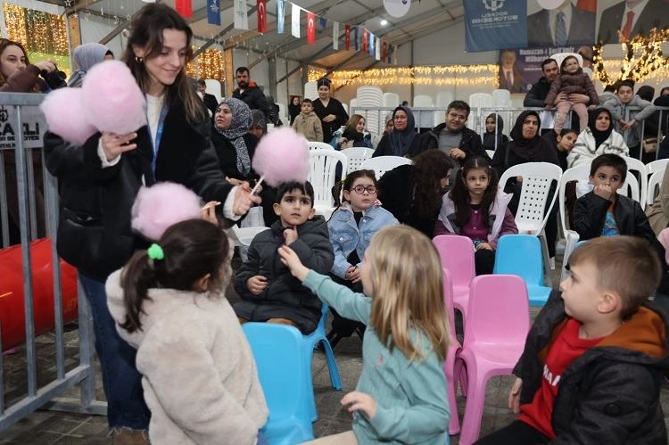 Kocaeli Büyükşehir Belediyesi’nin Gebze Kent Meydanı’nda düzenlediği ramazan etkinlikleri yoğun