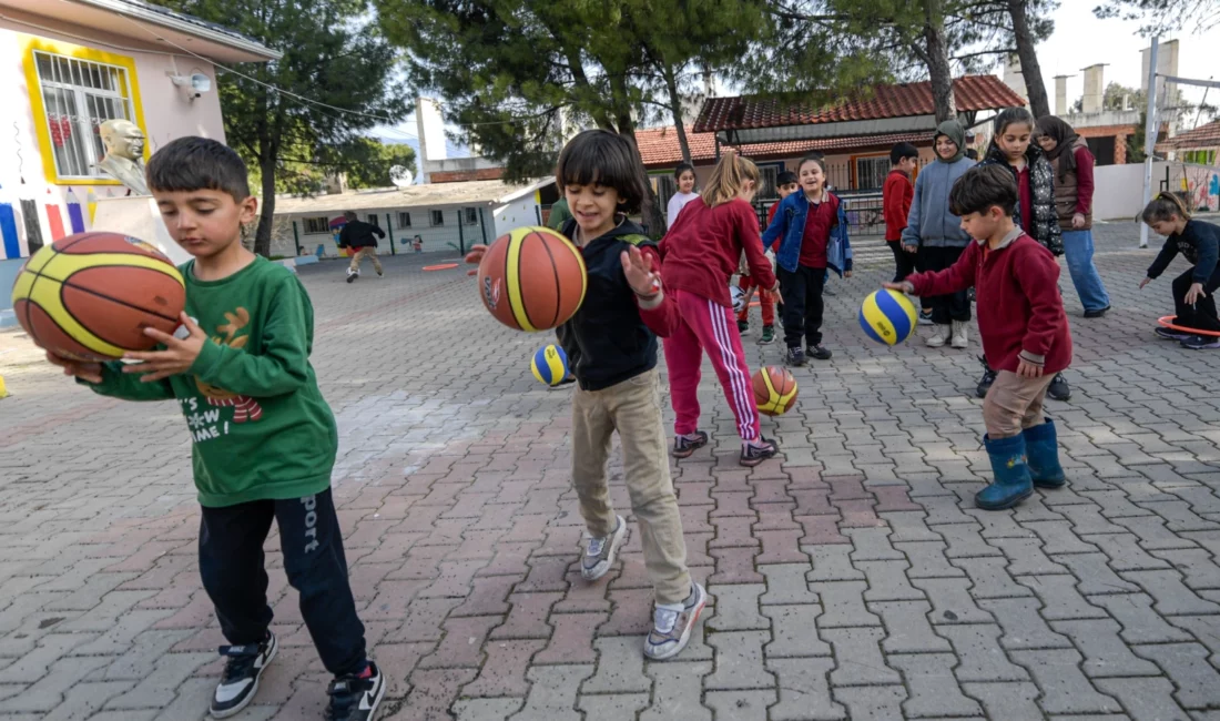 İzmir Büyükşehir Belediyesi’nin okullara sunduğu spor malzemesi desteği sürüyor. İzmir’in