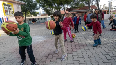 İzmir Büyükşehir Belediyesi’nin okullara sunduğu spor malzemesi desteği sürüyor. İzmir’in