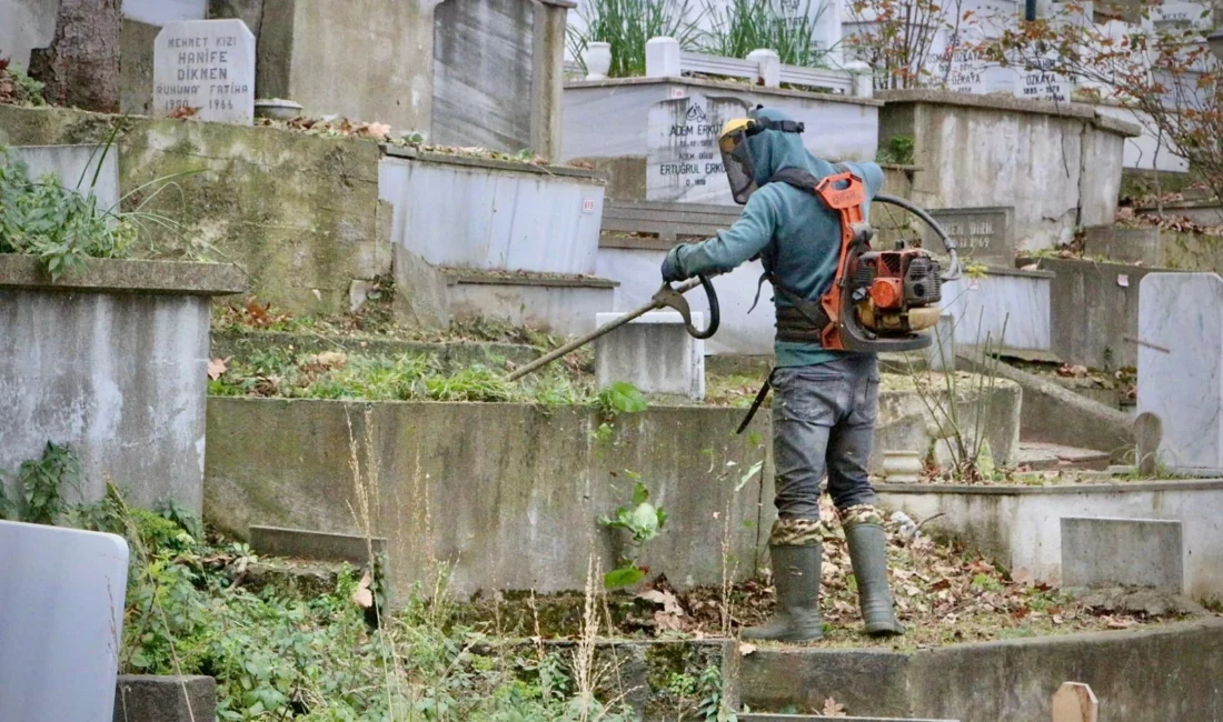 Giresun Belediyesi, yaklaşan bayram öncesinde şehir genelindeki mezarlıklarda temizlik ve
