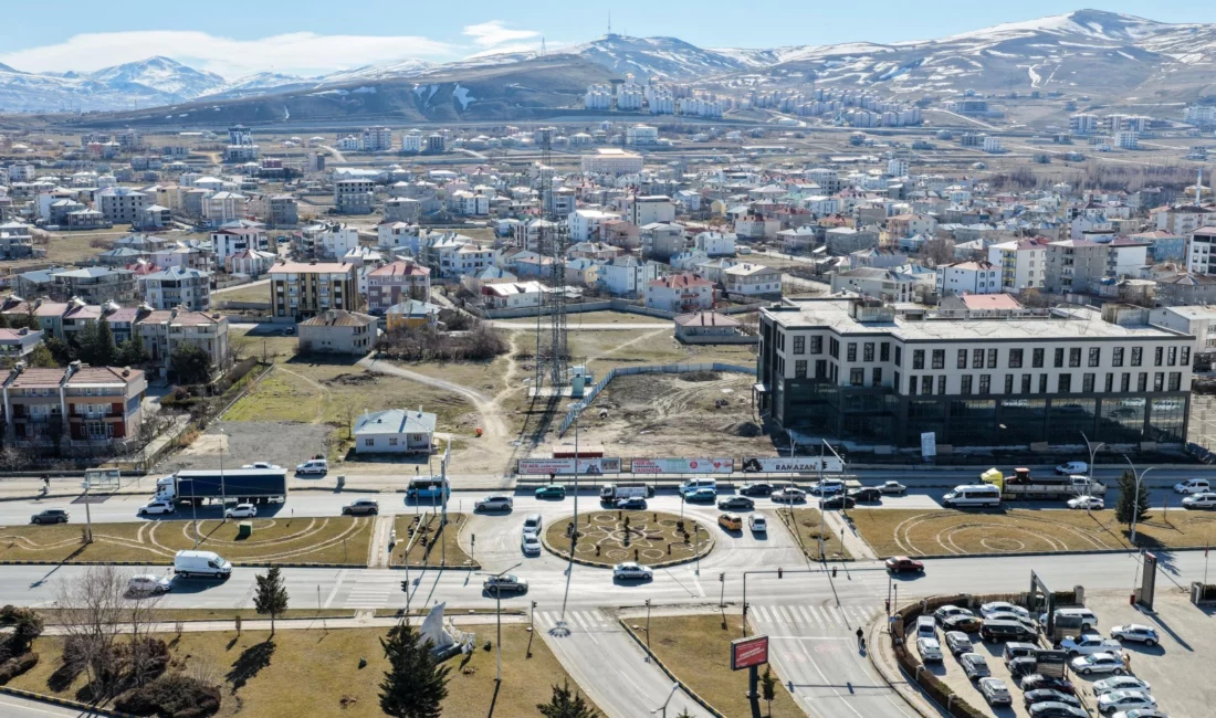 Van Büyükşehir Belediyesi, Havalimanı Kavşağını Elmalık Yolu’na bağlama çalışmalarına başladı.