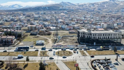 Van Büyükşehir Belediyesi, Havalimanı Kavşağını Elmalık Yolu’na bağlama çalışmalarına başladı.