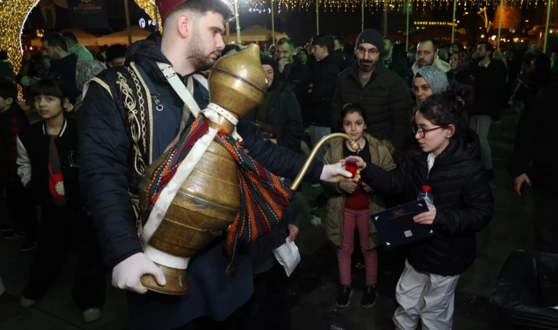 Kocaeli Büyükşehir Belediyesi’nin İzmit Kent Meydanı’nda kurduğu Ramazan Çadırı’nda 11
