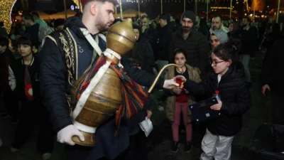 Kocaeli Büyükşehir Belediyesi’nin İzmit Kent Meydanı’nda kurduğu Ramazan Çadırı’nda 11