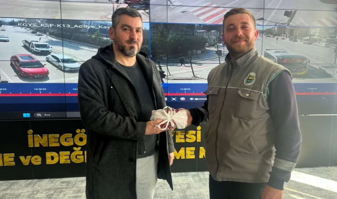 İnegöl’de elektrikli scooter ile seyir halindeyken çantasını düşüren bir vatandaşın