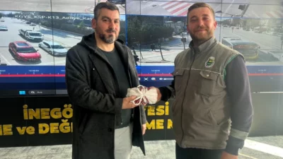 İnegöl’de elektrikli scooter ile seyir halindeyken çantasını düşüren bir vatandaşın