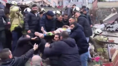 İstanbul Fatih’te iki bina çöktü. Olay yerine çok sayıda itfaiye,