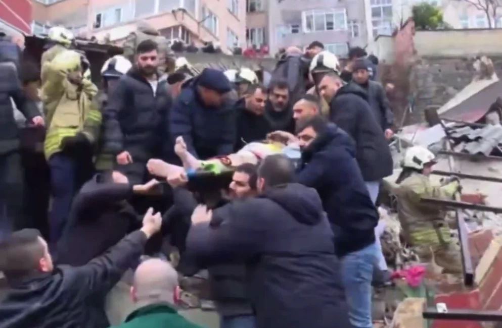 İstanbul Fatih’te iki bina çöktü. Olay yerine çok sayıda itfaiye,
