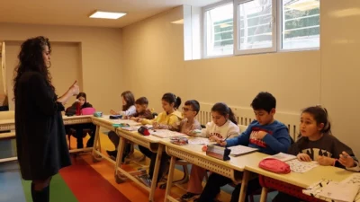 İstanbul Maltepe Belediyesi’nin düzenlediği dil kurslarına katılan öğrenciler, hem sosyalleşiyor