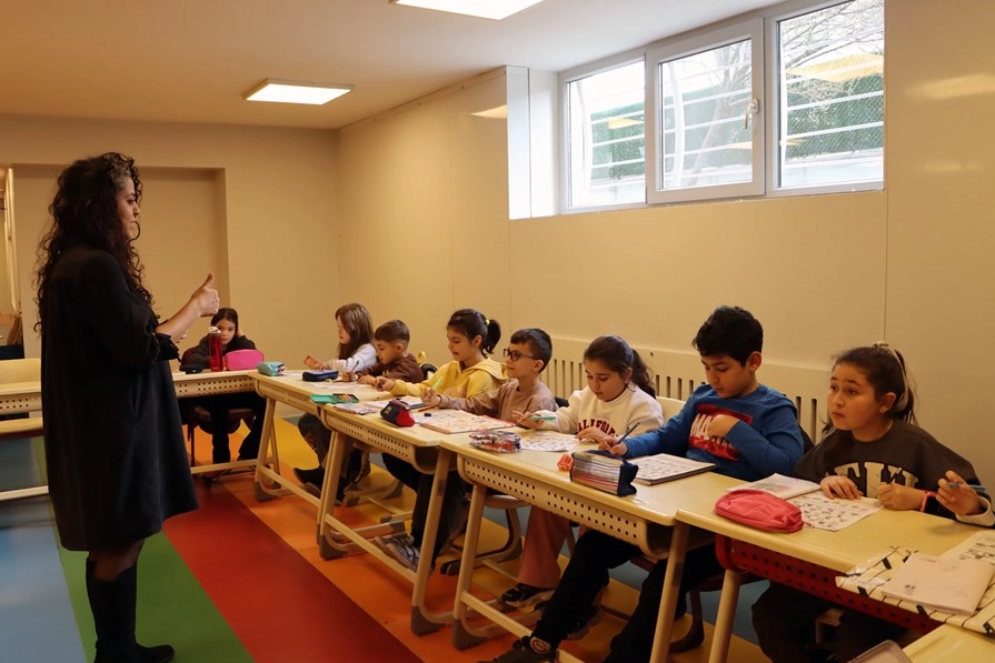 İstanbul Maltepe Belediyesi’nin düzenlediği dil kurslarına katılan öğrenciler, hem sosyalleşiyor