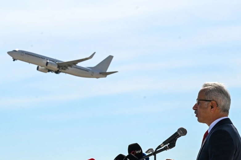 Ulaştırma ve Altyapı Bakanı Abdulkadir Uraloğlu, yolcu ve uçuş güvenliği