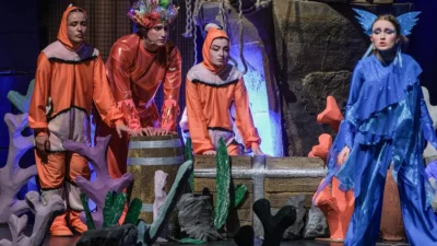 Kocaeli Büyükşehir Belediyesi bünyesindeki Halkevi Gençlik Merkezi Tiyatro Kulübü öğrencileri