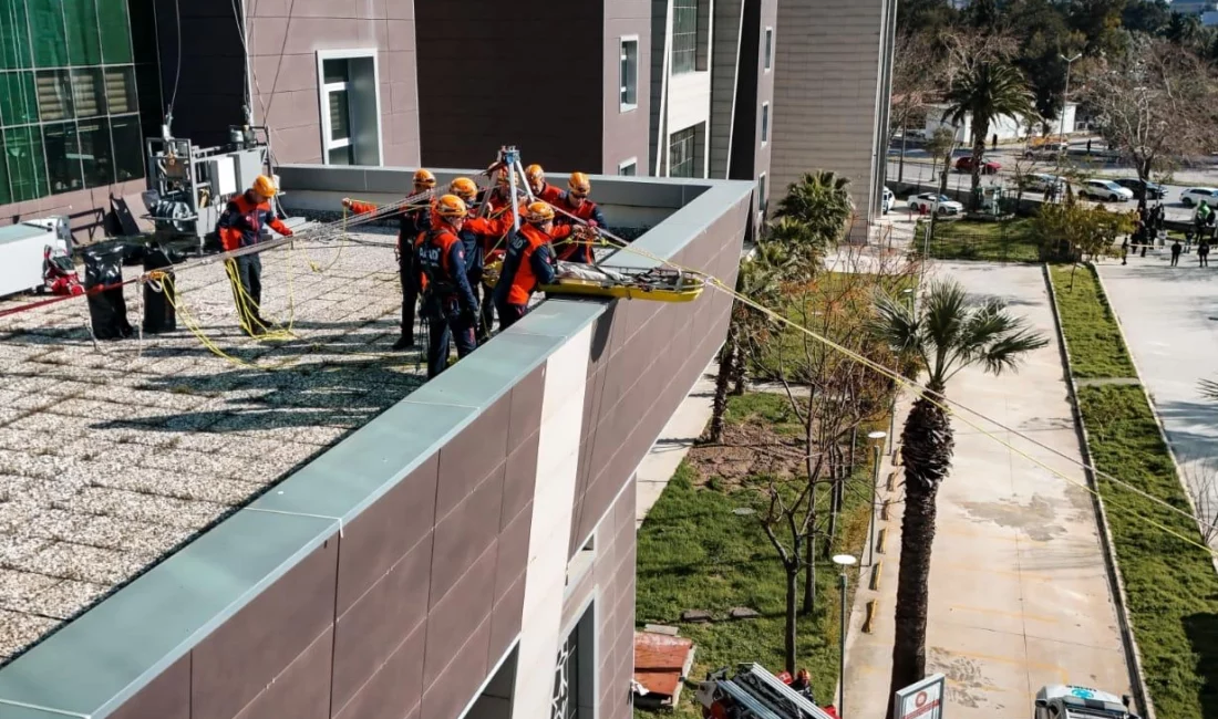 İzmir Bölge Adliye Mahkemesi’nde gerçekleştirilen geniş kapsamlı tatbikatta, şüpheli paketler