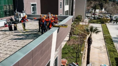 İzmir Bölge Adliye Mahkemesi’nde gerçekleştirilen geniş kapsamlı tatbikatta, şüpheli paketler