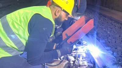 İzmir Büyükşehir Belediyesi, İzmir Metrosu’nda bakım ve iyileştirme çalışmalarını sürdürüyor.