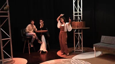 İzmir Bornova Belediyesi Şehir Tiyatrosu’nun sahnelediği, Tristan Bernays’ın ödüllü eseri