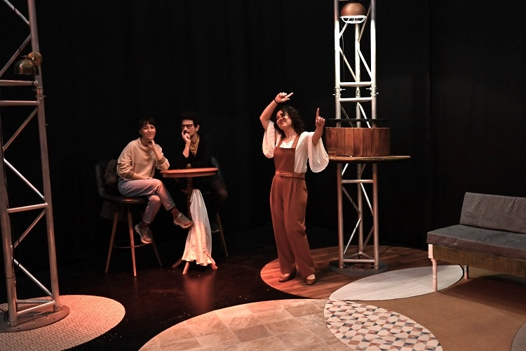 İzmir Bornova Belediyesi Şehir Tiyatrosu’nun sahnelediği, Tristan Bernays’ın ödüllü eseri