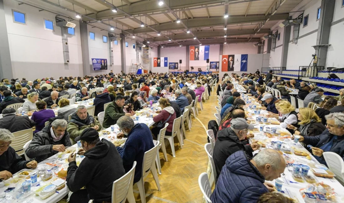 İzmir Büyükşehir Belediyesi iftar sofrasını bu kez Foça’da kurdu. Programa