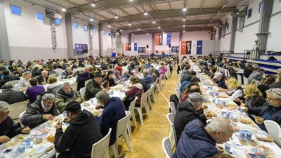 İzmir Büyükşehir Belediyesi iftar sofrasını bu kez Foça’da kurdu. Programa