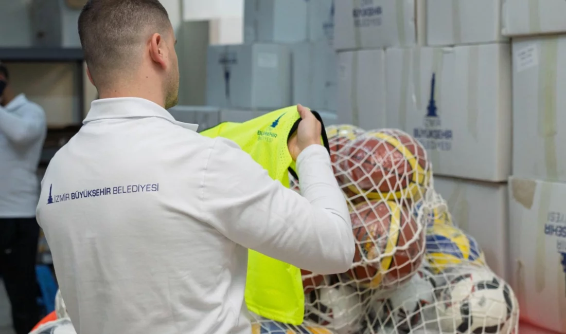 İzmir Büyükşehir Belediyesi, amatör spor kulüplerine malzeme desteği sağlıyor. Kentte