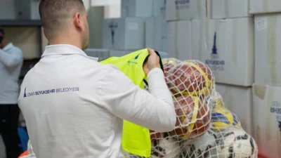 İzmir Büyükşehir Belediyesi, amatör spor kulüplerine malzeme desteği sağlıyor. Kentte