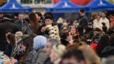 İzmir Büyükşehir Belediyesi tarafından ramazan ayında 30 ilçede kurulmaya devam