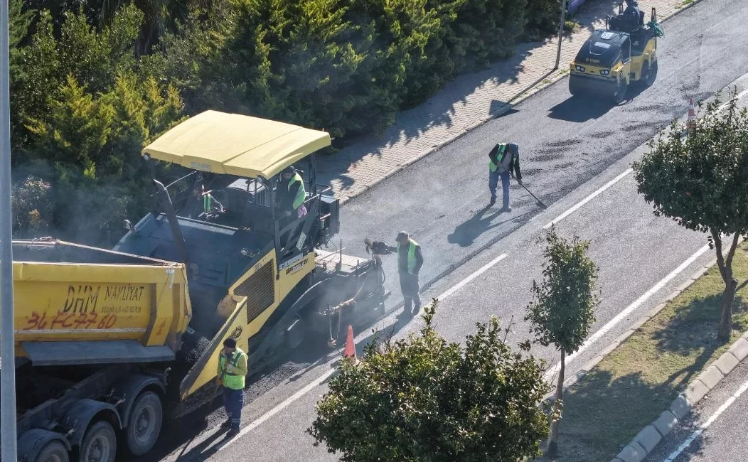 İzmir Büyükşehir Belediyesi, yaz sezonu öncesi Çeşme’nin yollarında yenileme çalışmalarına