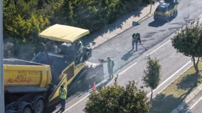 İzmir Büyükşehir Belediyesi, yaz sezonu öncesi Çeşme’nin yollarında yenileme çalışmalarına