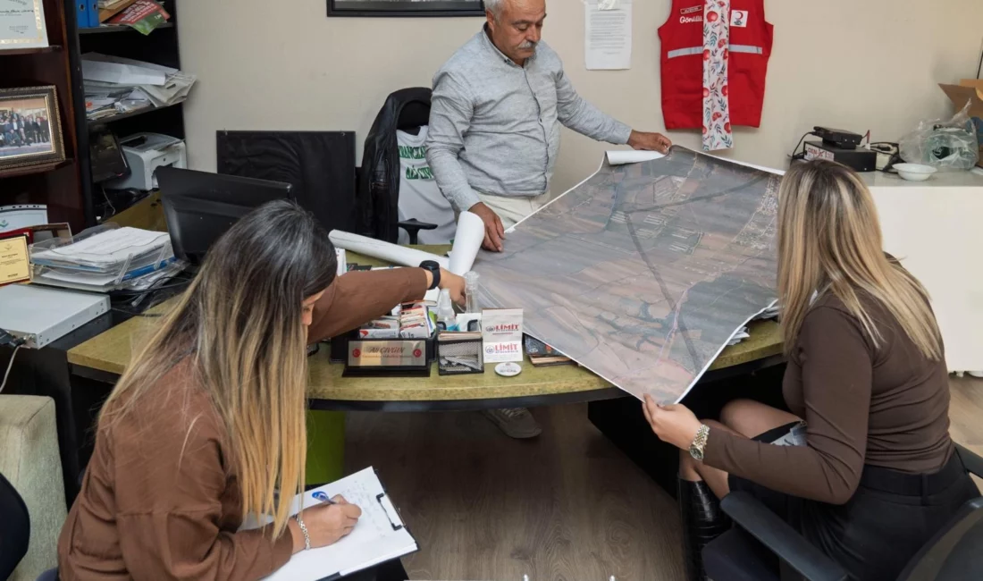 İzmir Büyükşehir Belediyesi, kent genelinde hizmet veren bin 296 muhtar