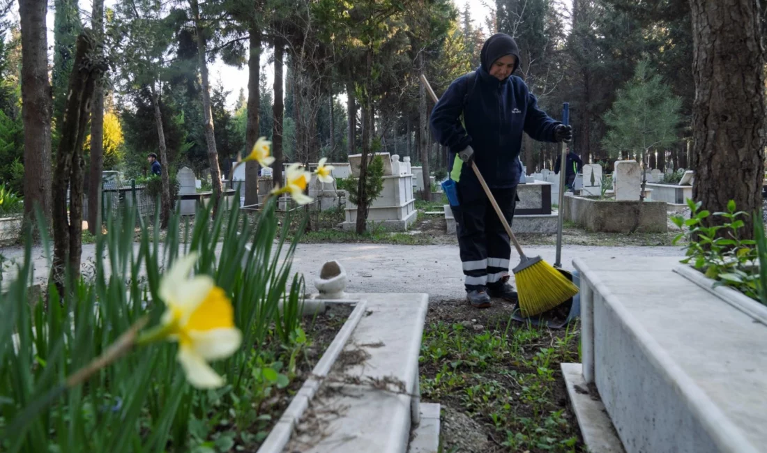 İzmir Büyükşehir Belediyesi, Ramazan Bayramı öncesinde kent genelindeki mezarlıklarda bakım
