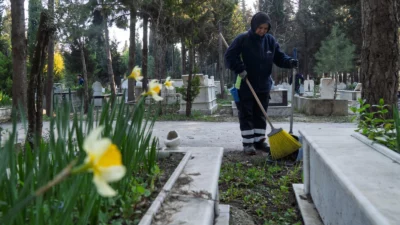 İzmir Büyükşehir Belediyesi, Ramazan Bayramı öncesinde kent genelindeki mezarlıklarda bakım
