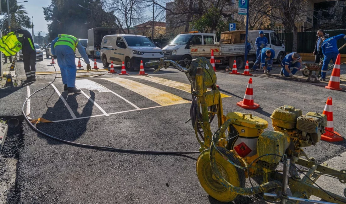 İzmir Büyükşehir Belediyesi, Vasıf Çınar Bulvarı’nda yayaların güvenliğini artırmak için