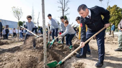 İzmir Büyükşehir Belediye Başkanı Dr. Cemil Tugay, Kültürpark'ta 4 bin