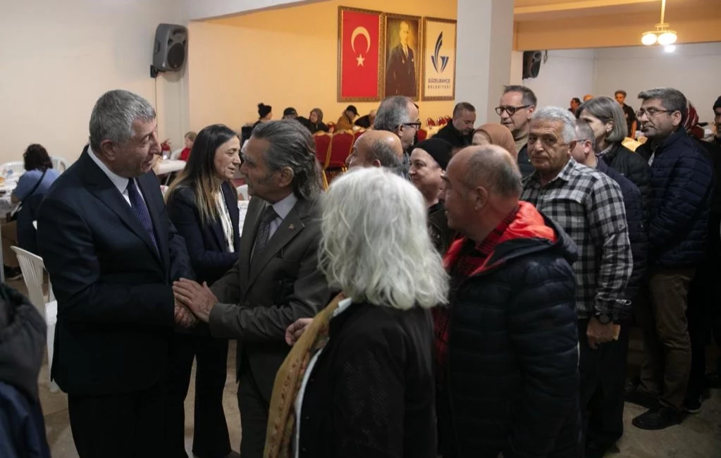 İzmir'de Güzelbahçe Belediyesi, Ramazan Bayramı dolayısıyla Belediye Düğün Salonu’nda düzenlenen