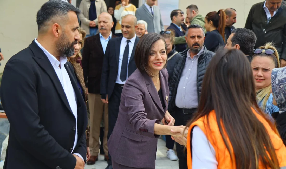 İzmir'de Karabağlar Belediye Başkanı Helil Kınay, bayram öncesi belediyede görev