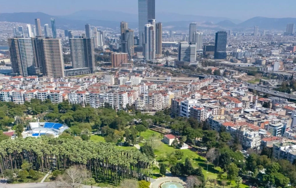 İzmir Büyükşehir Belediyesi, Kültürpark’taki eski lunapark alanında yeşil dönüşüm başlattı.