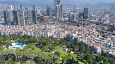 İzmir Büyükşehir Belediyesi, Kültürpark’taki eski lunapark alanında yeşil dönüşüm başlattı.