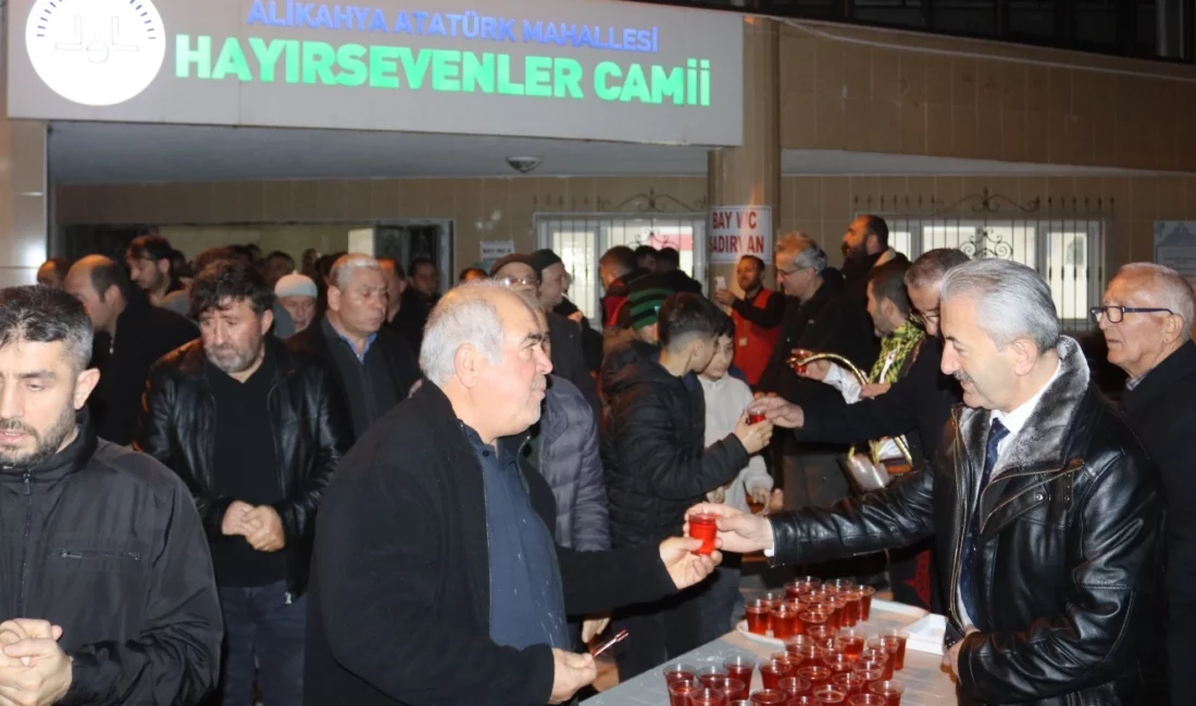 İzmit Belediyesi, Alikahya Hayırsevenler Camii’nde teravih namazı sonrası cemaate şerbet