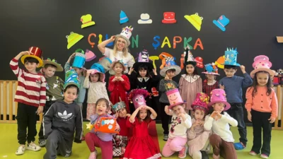 İzmit Belediyesi Çınar Çocuk Evleri’nde düzenlenen “Şapka Partisi” etkinliğinde minikler,