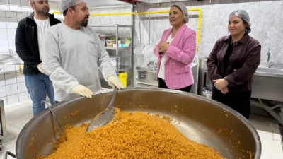 İzmit Belediye Başkanı Fatma Kaplan Hürriyet, belediye bünyesindeki aşevinin büyütülerek