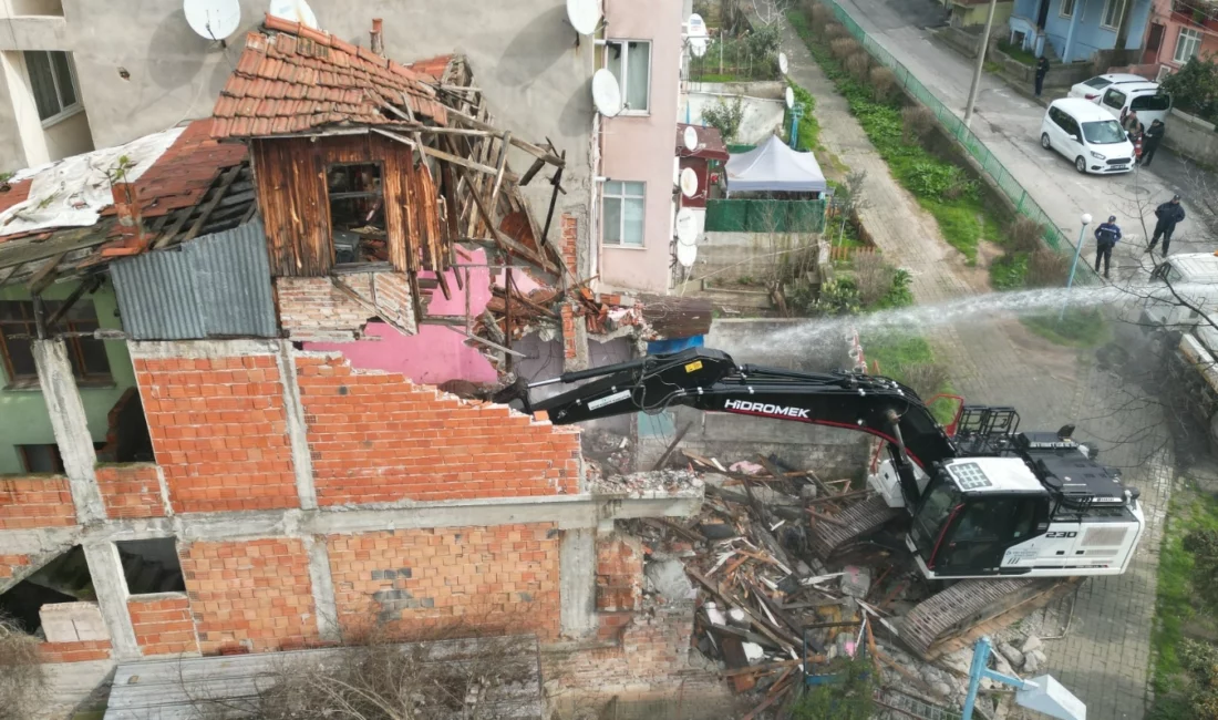 Kocaeli İzmit'te Kozluk Mahallesi Numan Kahya Sokak’ta tehlike arz eden